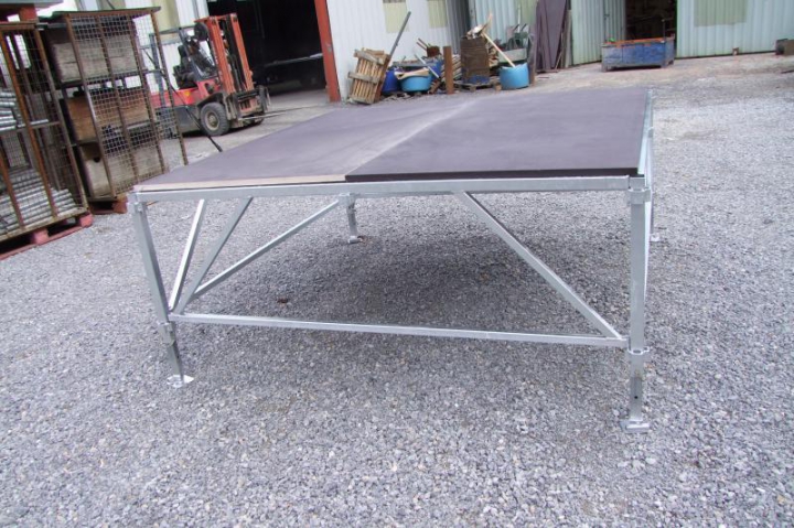 Module de base : 4 pieds + 4 entretoises + 1 barre de pont + 2 plateaux 2x1m